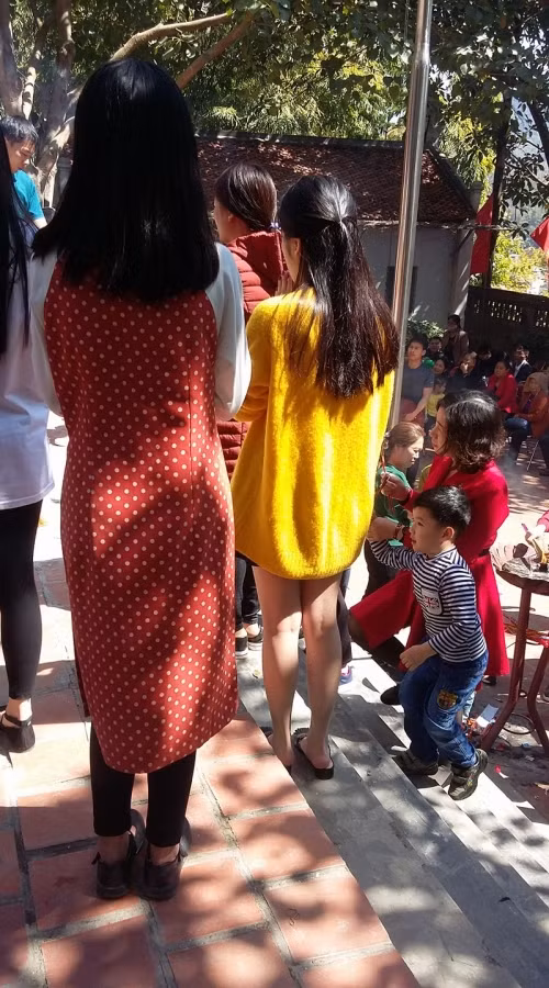 "Không hiểu cô gái đó nghĩ gì mà lại mặc đồ như thế đi lễ đền chùa. Chưa nói đến việc hợp lễ nghi hay không, mặc đồ như thế ra đường đã là quá xấu rồi". Nickname Hoàng Minh Tuấn chia sẻ.