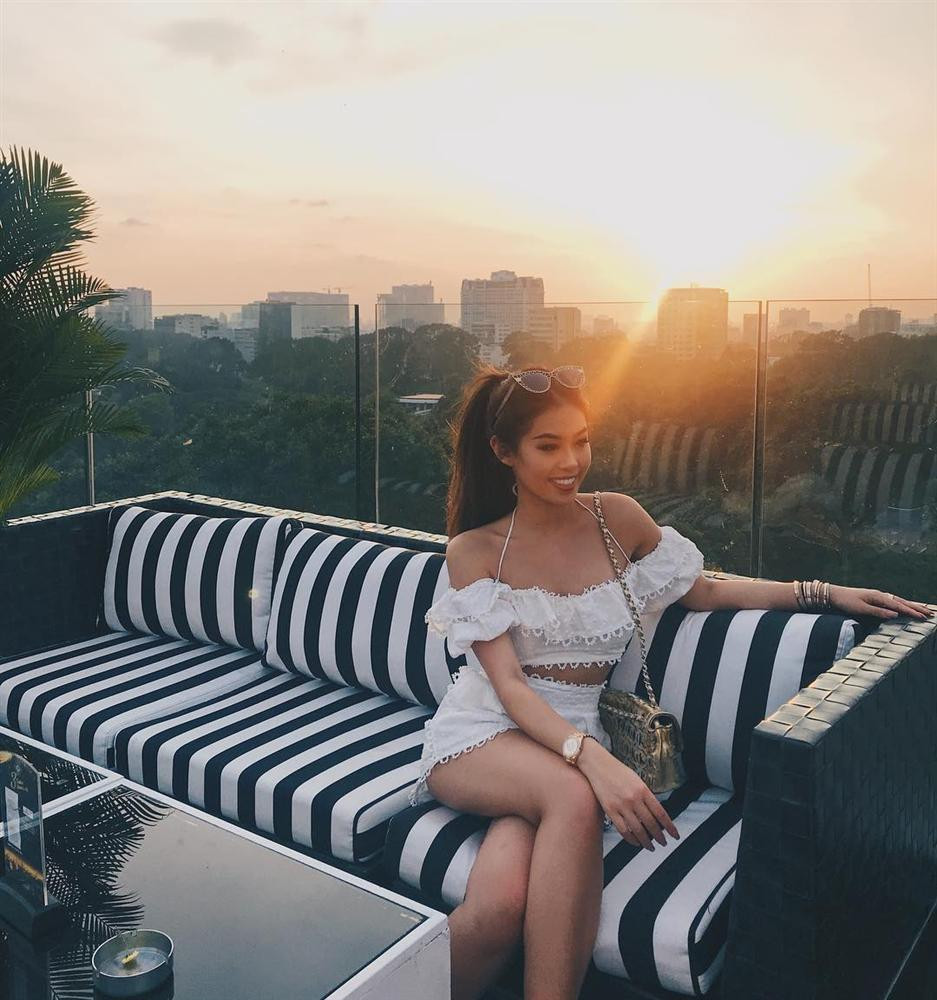 Thảo Tiên rất ưa thích những chiếc váy hai dây khoe bờ vai thon thả và vòng eo con kiến.