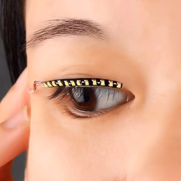 Rất nhiều cô nàng hot girl, beauty blogger ưa chuộng loại phụ kiện mới này. Chỉ cần gắn lên lông mi, ngay lập tức đôi mắt trở nên lấp lánh dị thường nhờ sự chuyển động của đèn LED.