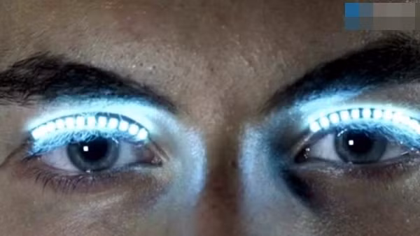 Người dùng có thể gắn chúng lên mi mắt của mình bằng keo dán mi để chắc chắn hơn.