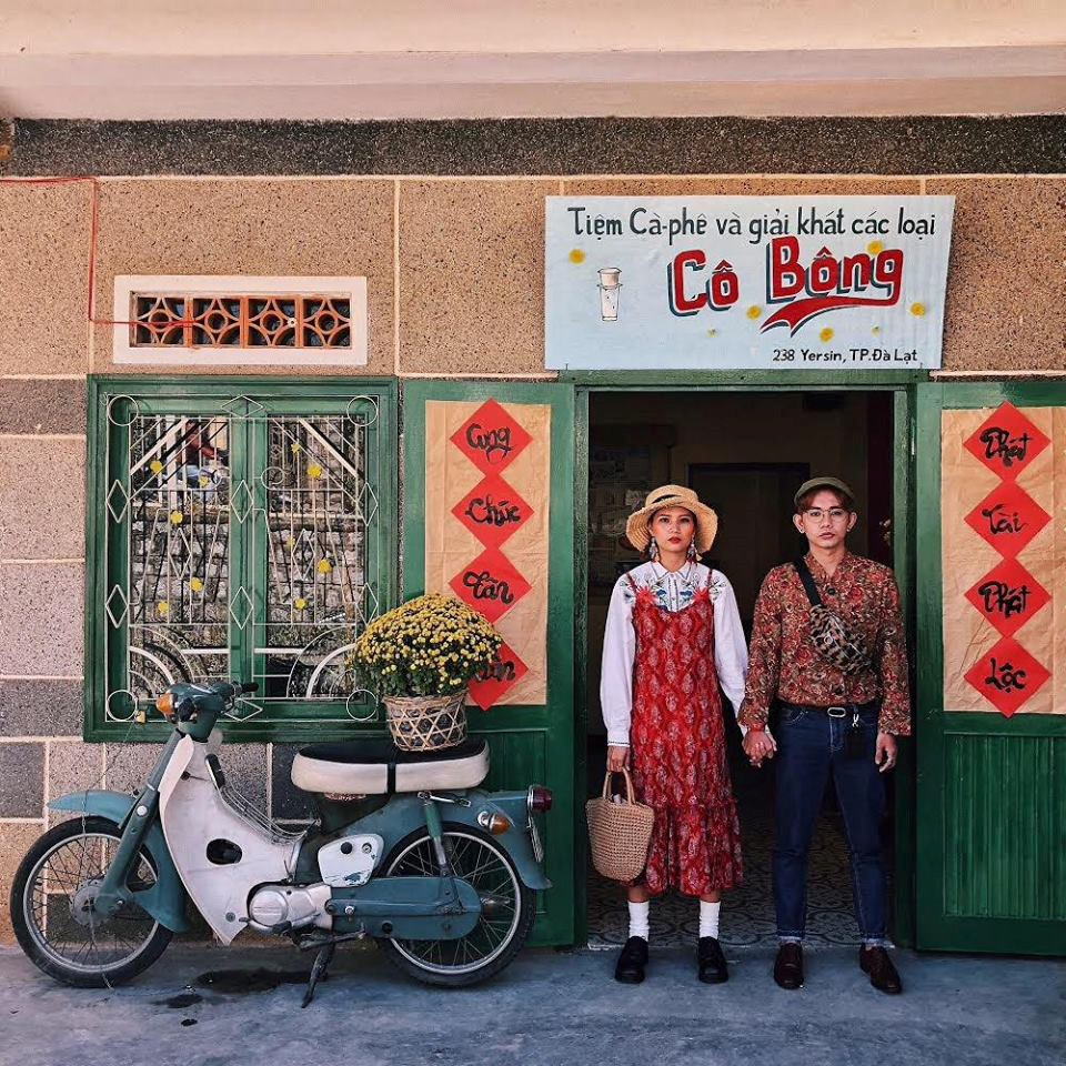 Với concept ''ngày xửa ngày xưa'', quán cà phê Cô Bông đã ''ghi điểm'' cho những ai lần đầu tiên tới thăm và du lịch Đà Lạt.