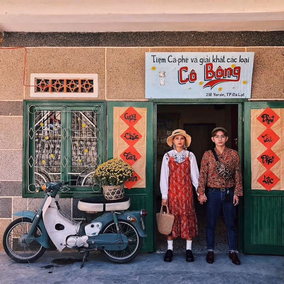 Với concept ''ngày xửa ngày xưa'', quán cà phê Cô Bông đã ''ghi điểm'' cho những ai lần đầu tiên tới thăm và du lịch Đà Lạt.