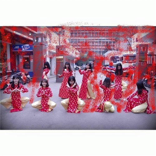 Nhìn vào bức ảnh này thì nhiều người tưởng rằng các cô gái này đang nghịch bột màu.