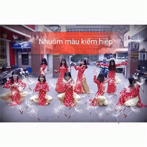 Rất nhiều những bức ảnh chế được cư dân mạng đăng tải về bức hình của những cô gái này. Nhiều người gọi đây là cách tạo dáng giống nhân vật hoạt hình siêu nhân Gao.