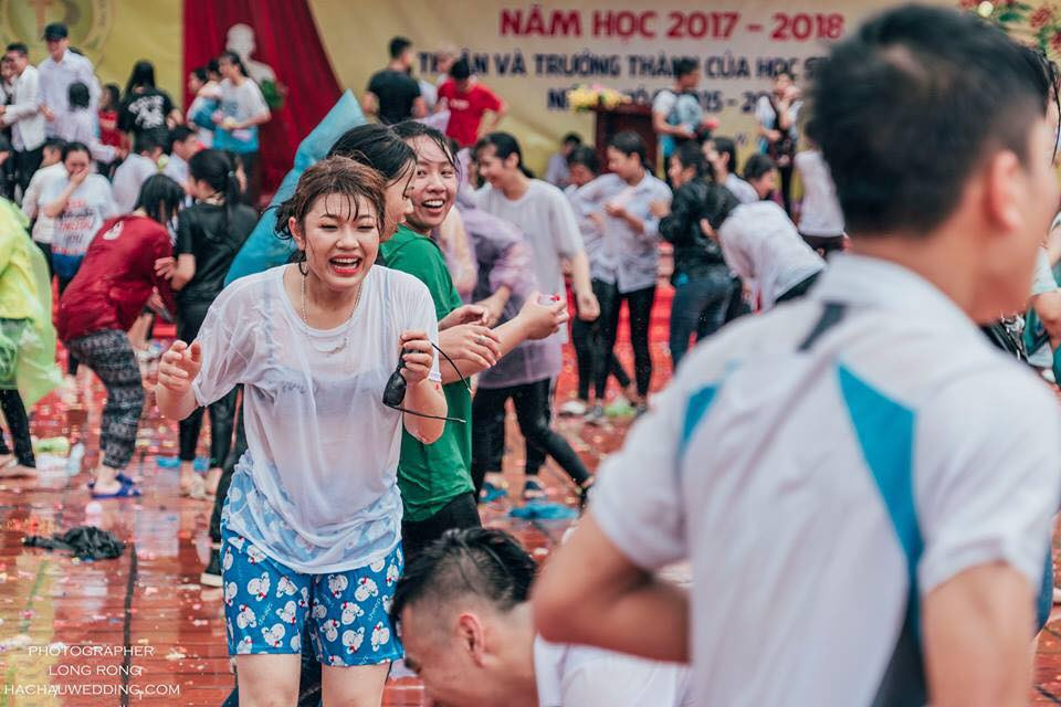 Mỗi dịp cuối năm học, học sinh nhiều trường có "đặc sản" là ném bóng nước để chia tay tháng năm của tuổi học trò. Với những trận "đại chiến" như này thì việc ướt sũng người là điều khó tránh khỏi nhưng đi kèm với đó là hình ảnh các nữ sinh hở nội y do quần áo "ướt nhẹp" gây phản cảm cho nhiều người.