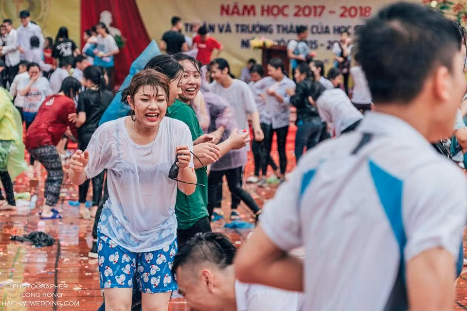 Mỗi dịp cuối năm học, học sinh nhiều trường có "đặc sản" là ném bóng nước để chia tay tháng năm của tuổi học trò. Với những trận "đại chiến" như này thì việc ướt sũng người là điều khó tránh khỏi nhưng đi kèm với đó là hình ảnh các nữ sinh hở nội y do quần áo "ướt nhẹp" gây phản cảm cho nhiều người.