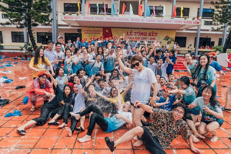 Hình ảnh các chiến binh "ướt nhẹp" sau trận bóng nước.