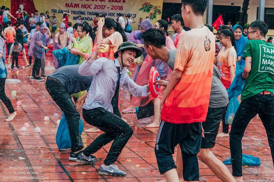 Những màn ném bóng nước chẳng khác gì một trận đại chiến với mũ cối, khiên giáp được các bạn học sinh trường Trần Phú chuẩn bị kĩ càng.