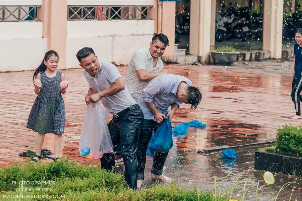 Dù đã cố gắng né tránh nhưng kết cục sau mỗi trận bóng nước đó là không một vị trí nào trên cơ thể còn khô ráo.