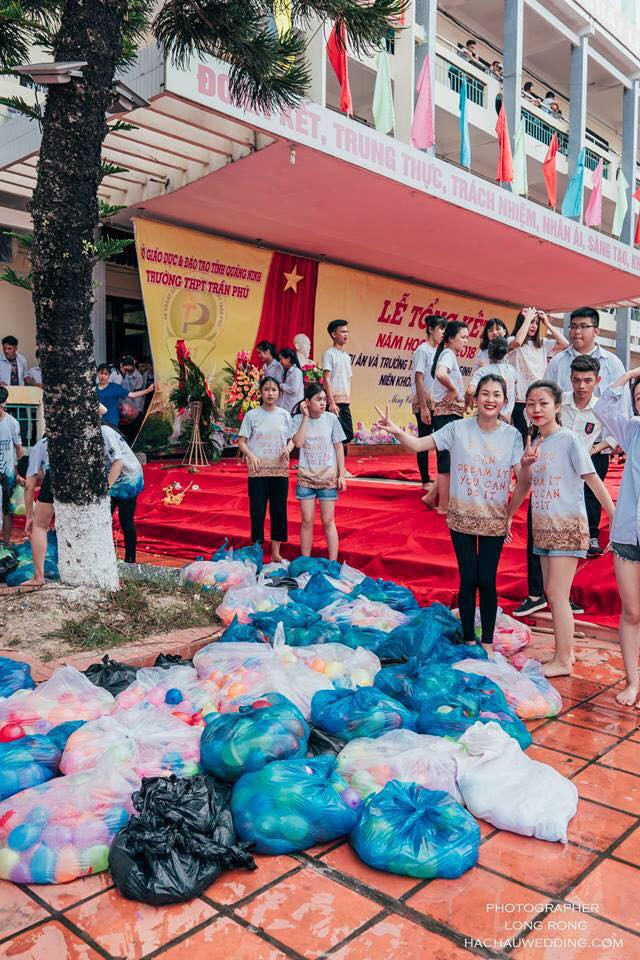 Theo tìm hiểu được biết những hình ảnh trên được nhiếp ảnh gia Long Rong ghi lại tại trường THPT Trần Phú - TP Quảng Ninh trong buổi lễ bế giảng kết thúc năm học.