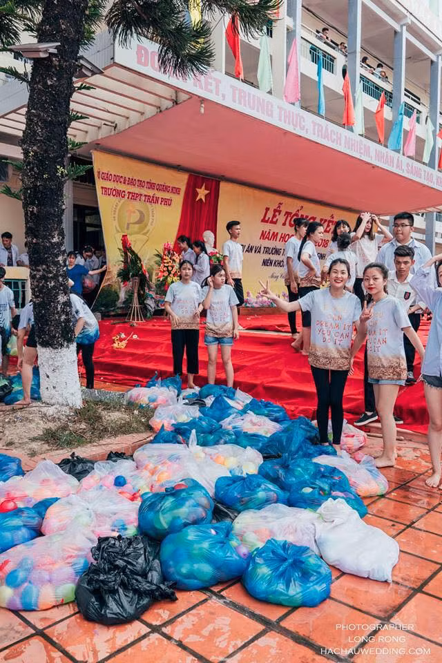 Theo tìm hiểu được biết những hình ảnh trên được nhiếp ảnh gia Long Rong ghi lại tại trường THPT Trần Phú - TP Quảng Ninh trong buổi lễ bế giảng kết thúc năm học.