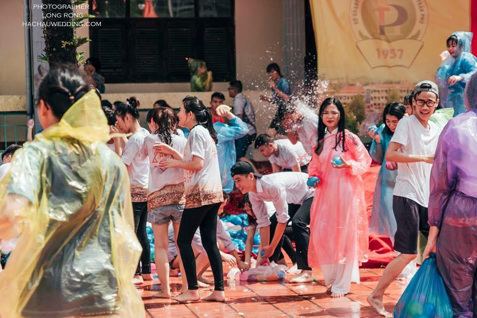 Một nữ sinh diện áo dài nhưng vẫn rất cẩn thận che chắn bằng áo mưa để tránh việc lộ nội y của mình.