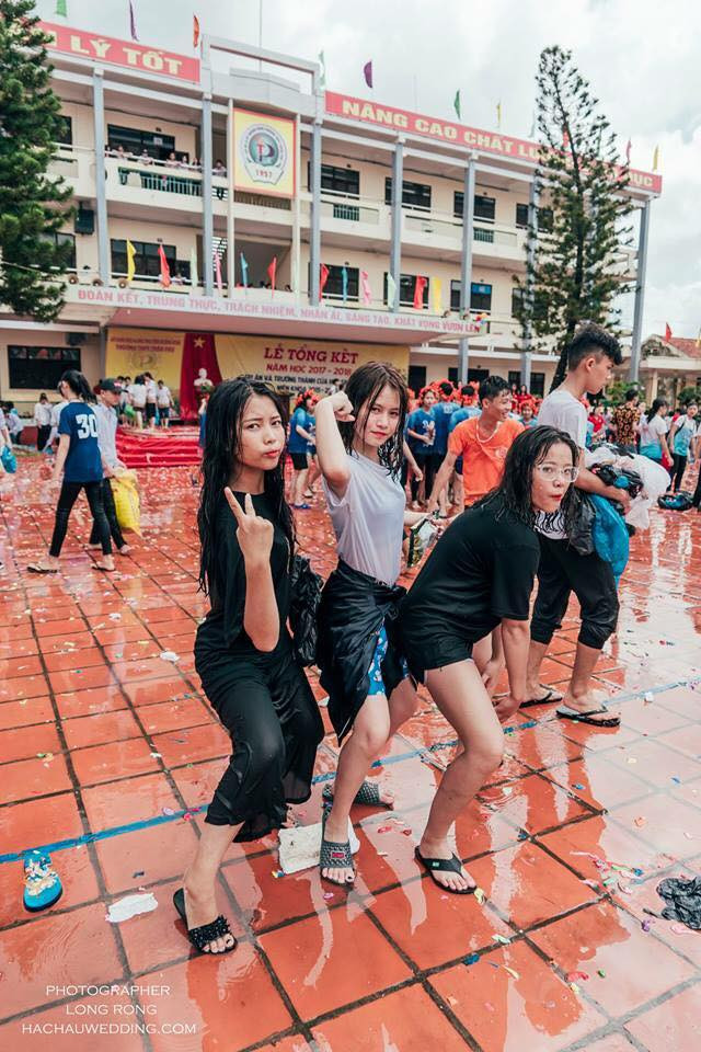 Ngoài yếu tố nghệ thuật như một bộ ảnh kỷ yếu, bộ ảnh nhóm học sinh THPT tại Quảng Ninh còn khiến nhiều người dân mạng nóng mắt bởi một số hình ảnh nữ sinh "ướt nhẹp" hở hết phần nội y bên trong.