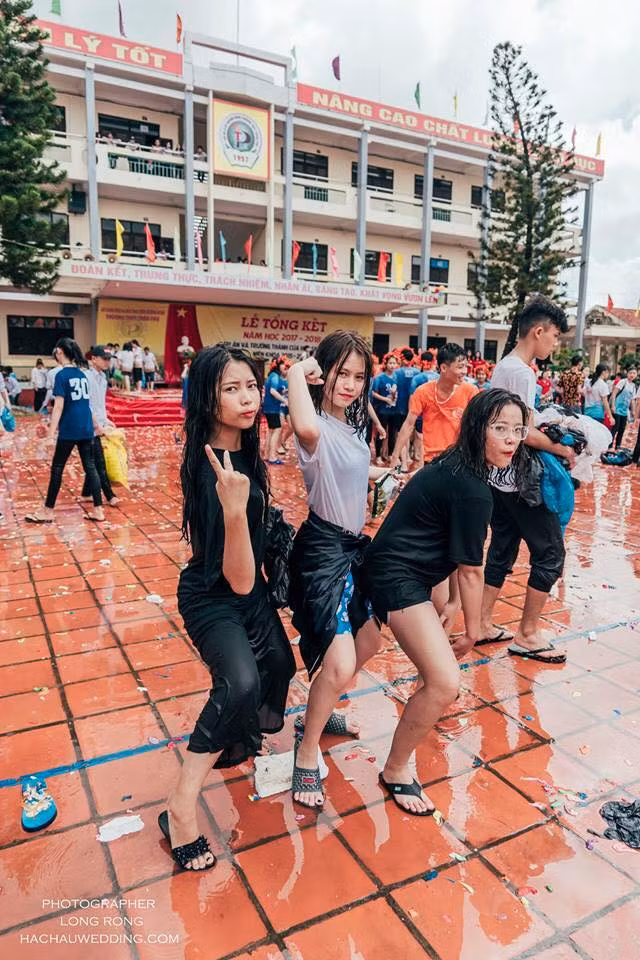 Ngoài yếu tố nghệ thuật như một bộ ảnh kỷ yếu, bộ ảnh nhóm học sinh THPT tại Quảng Ninh còn khiến nhiều người dân mạng nóng mắt bởi một số hình ảnh nữ sinh "ướt nhẹp" hở hết phần nội y bên trong.