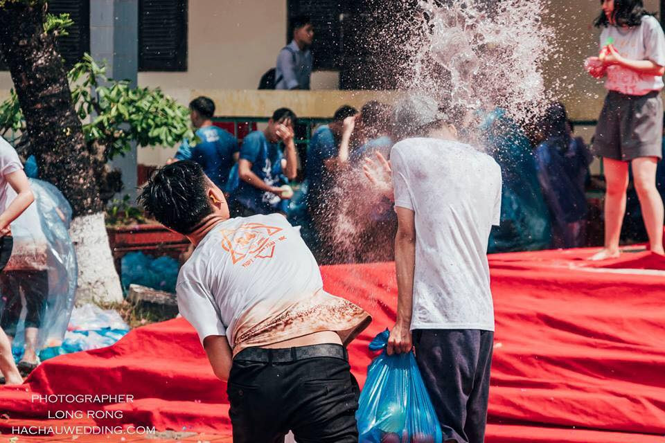 Nickname Hoàng Tuấn chia sẻ: "Mình thấy con trai thì không sao chứ con gái như các bạn nữ sinh trên thì nên mặc chiếc áo mưa vào để tránh việc bị ướt và từ đó dẫn đến việc hở nội y gây phản cảm".