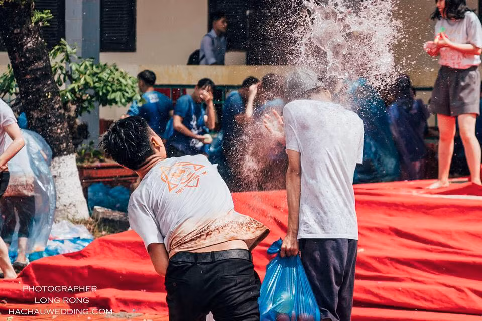 Nickname Hoàng Tuấn chia sẻ: "Mình thấy con trai thì không sao chứ con gái như các bạn nữ sinh trên thì nên mặc chiếc áo mưa vào để tránh việc bị ướt và từ đó dẫn đến việc hở nội y gây phản cảm".