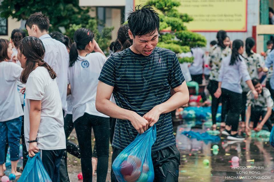 Mới đây trên mạng xã hội, những hình ảnh về học sinh của một trường THPT tại Quảng Ninh với "trận đại chiến" bóng nước đã thu hút được sự chú ý của cộng đồng mạng.