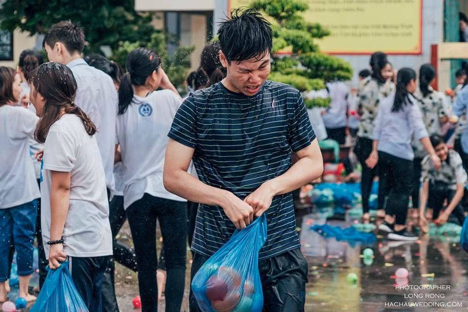 Mới đây trên mạng xã hội, những hình ảnh về học sinh của một trường THPT tại Quảng Ninh với "trận đại chiến" bóng nước đã thu hút được sự chú ý của cộng đồng mạng.