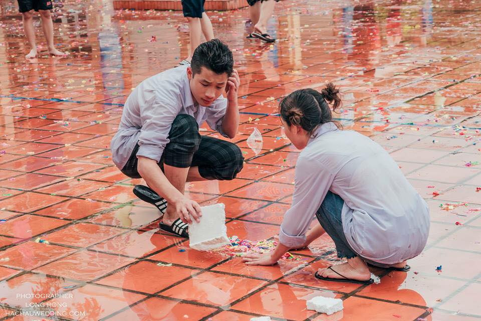 Chứng kiến những hình ảnh trên, dân mạng đã đưa ra ý kiến của riêng mình, đa phần các bình luận đều cho rằng những hình ảnh này khá đẹp nhưng việc một số nữ sinh để hở nội y màu gây ra nhiều phản cảm.