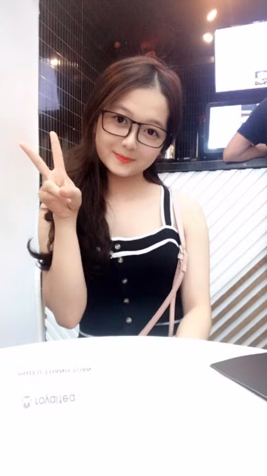 Cùng ngắm những hình ảnh cực nuột nà của cô gái xinh bất ngờ đi đánh giày gây bão trong cộng đồng mạng thời gian qua. Ảnh trong bài: FBNV.