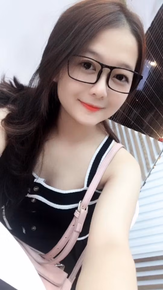 Theo nickname Hoàng Quân bình luận: "Nhìn bạn này xinh xắn, trắng trẻo nhưng có vẻ đang cố tình gây sức hút với. Tuy nhiên, cứ xinh là được rồi, chẳng biết đã có người yêu chưa?".