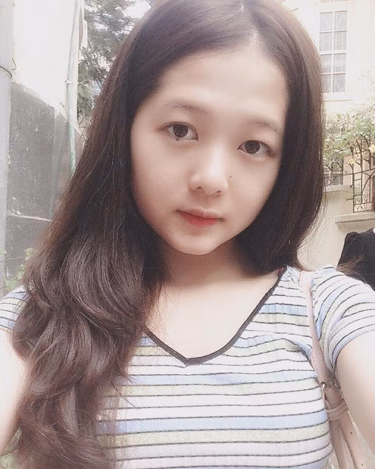 Tuy nhiên, tin buồn cho anh em là cô gái 9X đánh giày này là "hoa đã có chủ" và những hình ảnh tình tứ với anh chàng may mắn trên thường xuyên được Vũ Phương chia sẻ trên trang cá nhân.