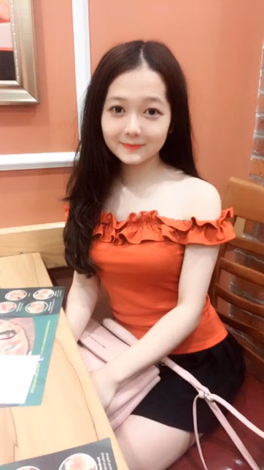 Sở hữu gương mặt bầu bĩnh, làn da trắng hồng cùng đôi mắt tròn to dễ thương và đôi môi hồng chúm chím, Vũ Phương khiến mọi chàng trai phải ngoái lại ngắm nhìn mỗi khi xuất hiện.