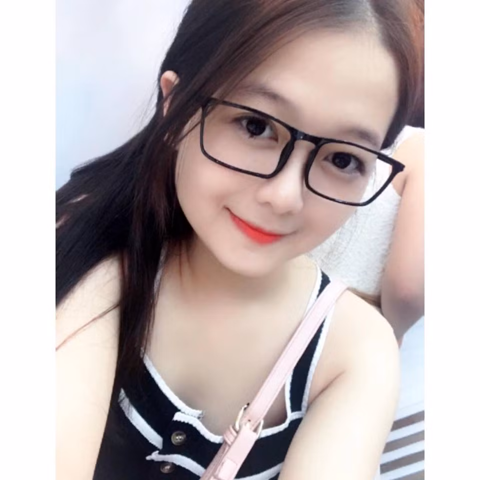 Sau khi bất ngờ nổi tiếng với bức ảnh ngồi đánh giày, rất nhiều ý kiến của cộng đồng mạng đã bình luận về Vũ Phương, nhiều người cho rằng cô nàng này thực chất đang "làm màu", bên cạnh đó vẫn có rất nhiều lời khen cho nhan sắc của cô bạn 9X Hà thành này.