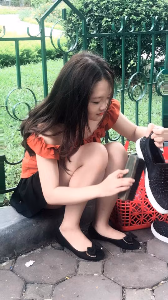 Mới đây, những bức ảnh chụp một cô gái xinh ngồi đánh giày vỉa hè gây xôn xao cộng đồng mạng. Ngay lập tức, những thông tin của gái xinh này liên tục được dân mạng truy tìm để thỏa mãn tính tò mò. Ảnh trong bài: FBNV.