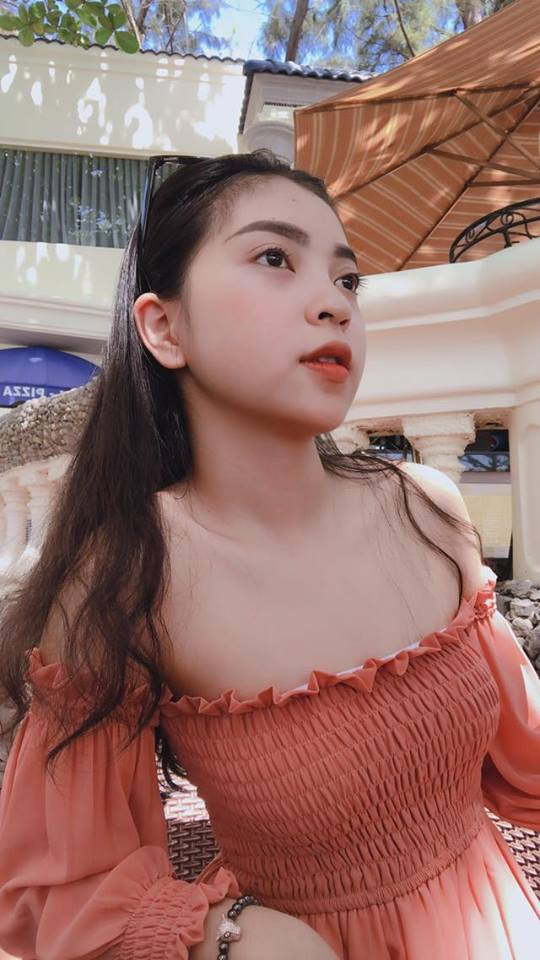 Nhật Lê được đánh giá là một người khá thông minh và thân thiện, trước làn sóng "soi mói" người yêu các cầu thủ U23 Việt Nam, cô nàng này đã hết sức mềm mỏng và khôn khéo để tránh tạo scandal cho mình và cũng để người yêu an tâm thi đấu.