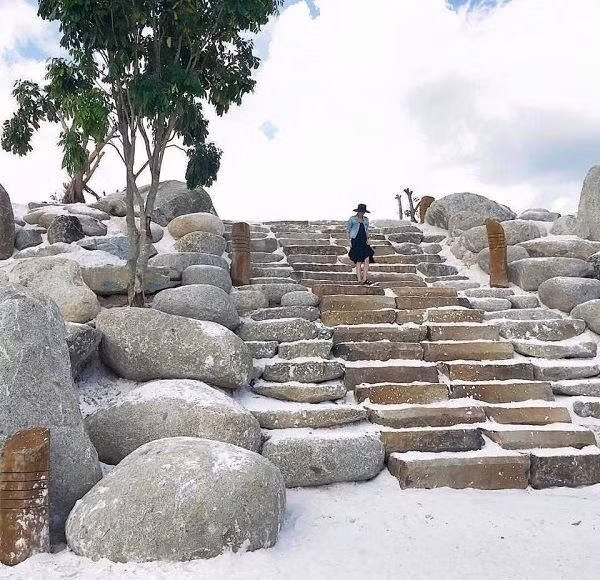 M'Đrăk nằm cách trung tâm TP. Buôn Mê Thuột, Đắk Lắk khoảng 100km. Với cảnh quan hoang sơ, pha chút bí ẩn đậm chất thiên nhiên của núi rừng cao nguyên khu du lịch này mang đến cho mọi người một địa điểm thú vị cùng những trải nghiệm hấp dẫn.