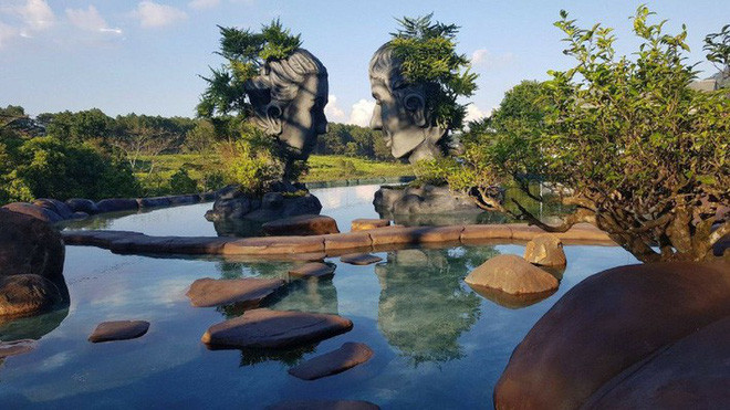  Hồ Vô Cực Đà Lạt là địa điểm thời gian qua được CĐM nhắc đến rất nhiều. Đầu tiên phải nhắc tới đó là vụ 2 nữ du khách đánh nhau vì tranh vị trí chụp ảnh và sau đó là vụ "tè bậy" của 1 vị khách khác.