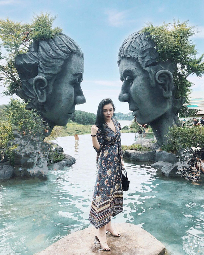 Giới trẻ đến với hồ Vô Cực sống ảo bởi khuôn viên rộng rãi, xanh mát cùng nhiều góc chụp mà khi lên hình chẳng khác nào tiên cảnh.