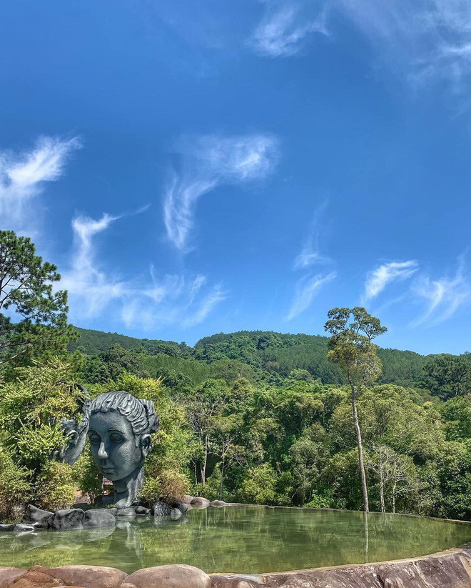 Tuy nhiên, bỏ qua hết những sự "kém sang" của các du khách, hãy nhìn vào cảnh vật mà hồ Vô Cực tại Đà Lạt đang sở hữu, nó có gì để trở thành điểm không thể không tới của giới trẻ.