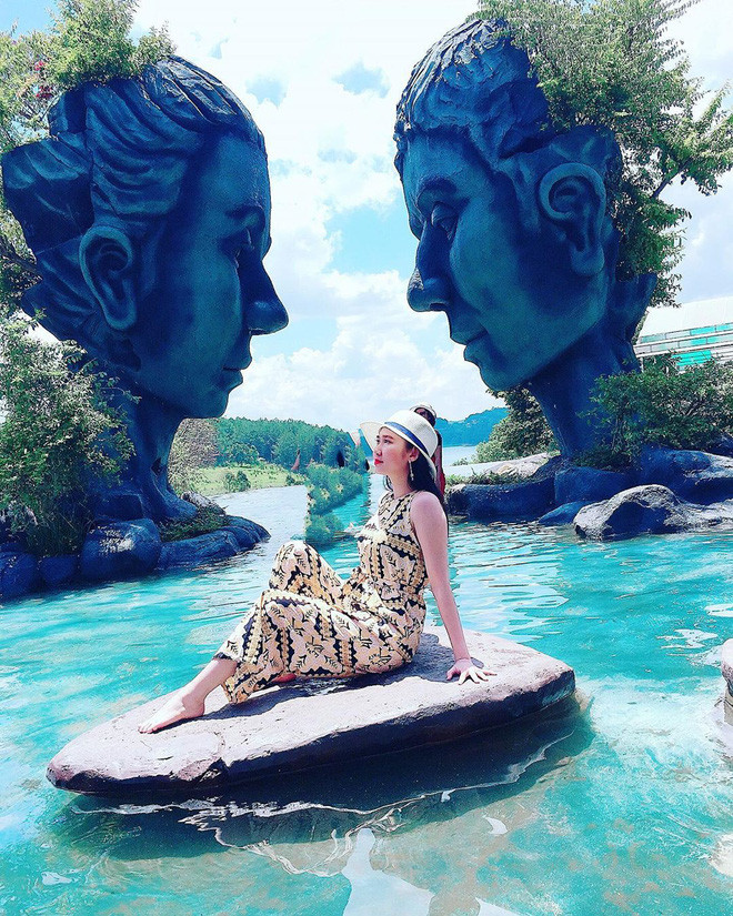 Đến với Hồ Vô Cực, việc các bạn cần làm là chọn được cho bản thân một góc chụp thật ưng ý rồi tạo dáng và diễn sâu.