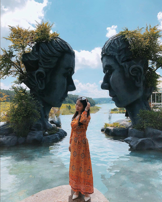 Hồ Vô Cực là khu tiểu cảnh đẹp mắt gồm hai bức tượng khổng lồ ở giữa, hướng mặt vào nhau mà thoạt nhìn, du khách sẽ dễ dàng liên tưởng ngay đến chàng K'lang và nàng H'Biang trong thiên tình sử nổi tiếng.