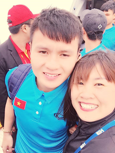 Quang Hải tranh thủ chụp bức ảnh check-in với NHM bóng đá và anh chàng này tỏ ra không có gì mệt mỏi.