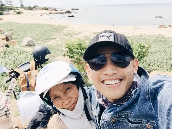 Nếu như trong hành trình đi phượt, mọi người thường thích đưa người yêu hoặc bạn bè nhưng chàng trai 9X quê Đồng Tháp lại chọn cho mình bạn đồng hành cực thú vị đó là người mẹ.