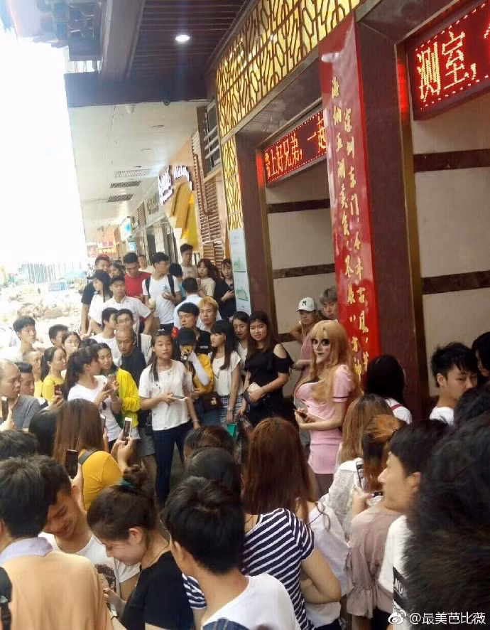 Mặc dù không nhận được sự ủng hộ của gia đình, bạn bè nhưng cô nàng mặt rắn bí ẩn này vẫn đánh đổi tất cả để tìm đến trung tâm phẫu thuật.