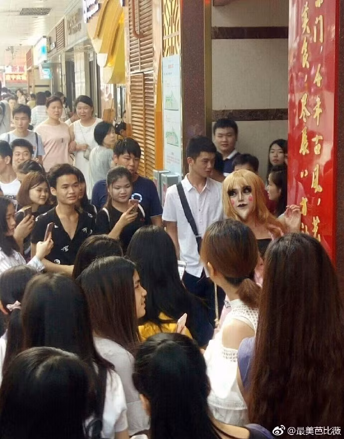 Theo thông tin của một số dân mạng, cô nàng mặt rắn vừa qua khiến nhiều người khiếp sợ có tên Wei đang sinh sống tại Đông Quan, Trung Quốc.