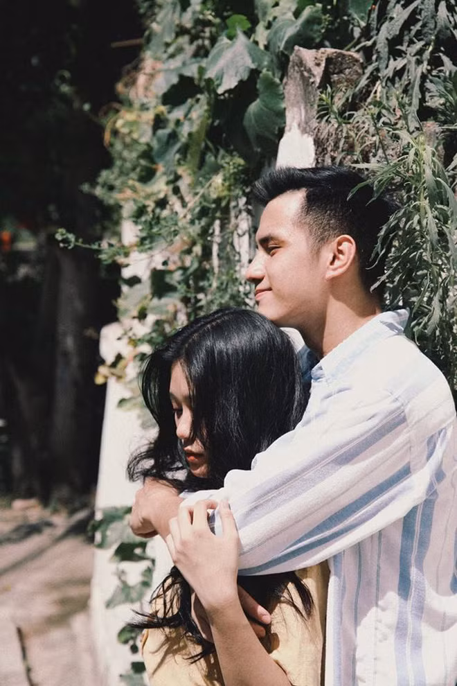 Mới đây, trên một group dành cho những người yêu ảnh, bộ ảnh giả film theo phong cách Hong Kong đã gây tiếng vang lớn khi không chỉ thành công trong bố cục, nhân vật mà còn từ cách tạo màu film cổ xưa.