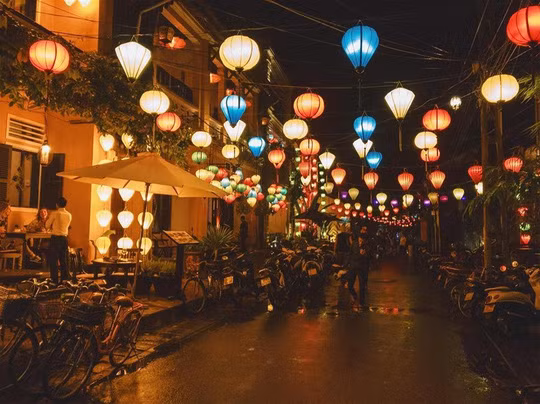 Rời Hà Nội là những cảnh quay bình yên ở Hạ Long, là chú chó anh nhìn thấy trên chiếc thuyền của ngư dân, là những đứa trẻ ngồi chơi bên mạn thuyền, là một mê cung sóng nước và đảo.