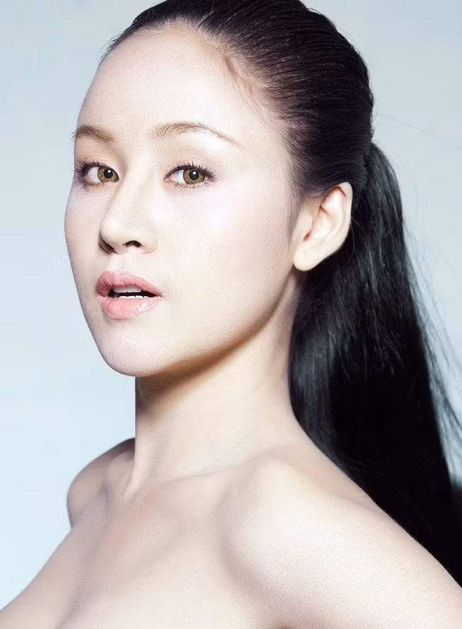 Hot girl Bà Tưng cột cao tóc, khoe bờ vai trần gợi cảm.