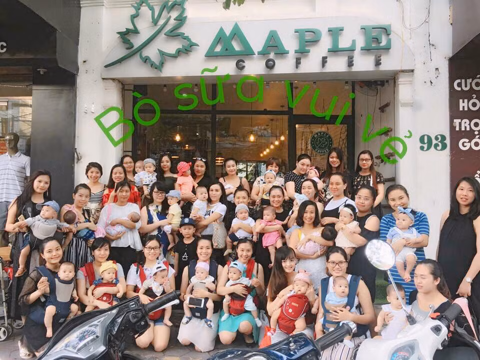 Các bà mẹ trong cùng một khung hình, ai cũng xinh tươi và tràn đầy năng lượng.