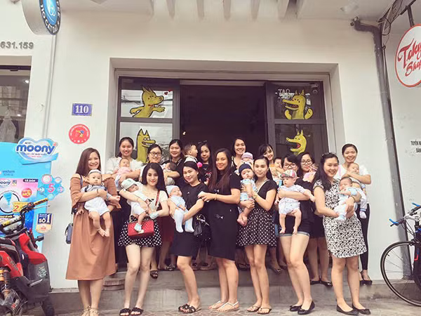 Chính vì thường xuyên tụ họp chia sẻ cho nhau nhiều kinh nghiệm trong cuộc sống lẫn cách chăm sóc bản thân nên nhìn các mẹ trong hội bỉm sữa Hải Phòng đều khá "nhuận sắc" và cũng chính từ đó họ trở thành tâm điểm chú ý của dân mạng những ngày vừa qua.