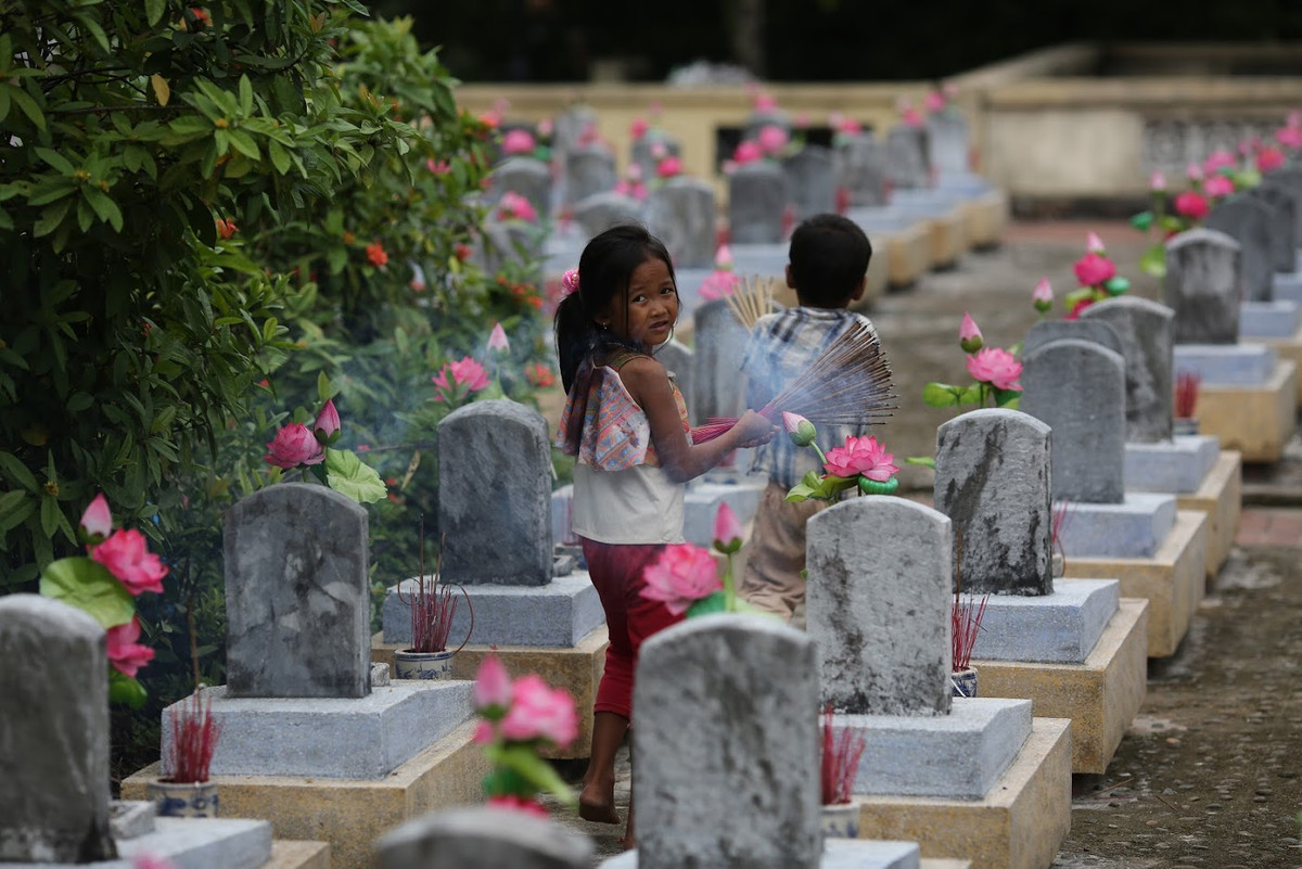 Ngày Thương binh Liệt sỹ cũng là thời điểm để truyền dạy cho những đứa trẻ biết về cha ông chúng đã anh dũng rồi hy sinh để bảo vệ bình yên cho Tổ quốc.
