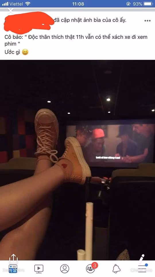 Cụ thể, một cô gái trẻ book vé xem phim lúc 11h đêm. Thời điểm này rạp khá vắng vẻ, nhưng không có nghĩa là không có ai đi xem. Điều đáng nói, cô gái thản nhiên gác chân lên ghế xem phim rồi về nhà check in đúng kiểu "bao nguyên rạp" sau đó đăng lên story.