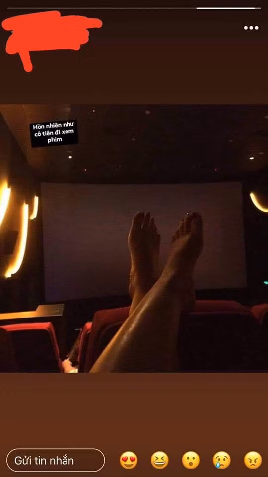 Tưởng rằng được mọi người ngưỡng mộ vì độ sang chảnh của mình, ai ngờ cô gái lại nhận khá nhiều lời chỉ trích từ CĐM về hành vi ngồi gác chân trong rạp chiếu phim.