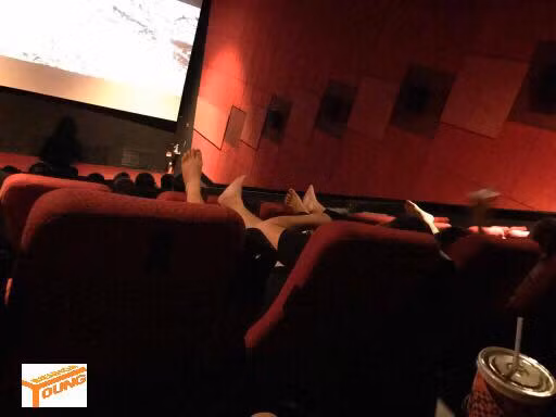 Trước đó, 1 nhóm bạn trẻ đã bị CĐM lên tiếng chỉ trích vì có hành động gác chân lên đầu người khác trong rạp chiếu phim.