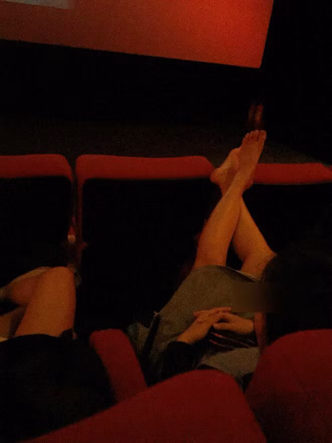 Nếu còn xem đây là một chiến tích, một cách thể hiện bản thân đầy khác lạ thì cái giá phải trả sẽ là những lời mỉa mai, phê phán từ CĐM.